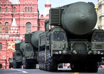 Yars lanzadores de misiles balísticos intercontinentales en un desfile militar en Moscú.