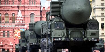 Yars lanzadores de misiles balísticos intercontinentales en un desfile militar en Moscú.