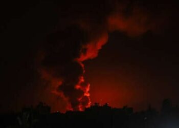 Israel lanza un ataque aéreo en el campamento de refugiados revistas en Deir al-Balah, Gaza, el 17 de agosto de 2024.