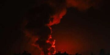 Israel lanza un ataque aéreo en el campamento de refugiados revistas en Deir al-Balah, Gaza, el 17 de agosto de 2024.