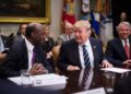 El presidente y CEO de Merck, Ken Frazier, a la izquierda, habla con el presidente Trump durante una reunión con líderes de la industria farmacéutica en la sala Roosevelt de la Casa Blanca en Washington, DC, el martes 31 de enero de 2017.