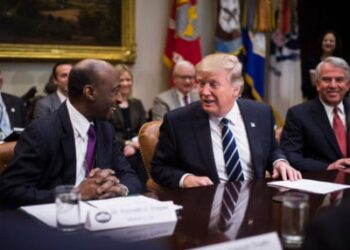 El presidente y CEO de Merck, Ken Frazier, a la izquierda, habla con el presidente Trump durante una reunión con líderes de la industria farmacéutica en la sala Roosevelt de la Casa Blanca en Washington, DC, el martes 31 de enero de 2017.