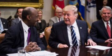 El presidente y CEO de Merck, Ken Frazier, a la izquierda, habla con el presidente Trump durante una reunión con líderes de la industria farmacéutica en la sala Roosevelt de la Casa Blanca en Washington, DC, el martes 31 de enero de 2017.