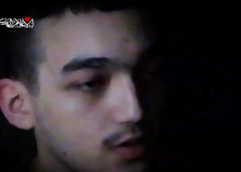 Screengrab de Edan Alexander, un rehén israelí estadounidense, suplicando su lanzamiento.