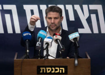 El Ministro de Finanzas Israelí y líder del sionismo nacional, Bezalel Smotrich, habla con la prensa durante una reunión del partido el 5 de febrero de 2024 en Jerusalén.