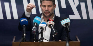 El Ministro de Finanzas Israelí y líder del sionismo nacional, Bezalel Smotrich, habla con la prensa durante una reunión del partido el 5 de febrero de 2024 en Jerusalén.