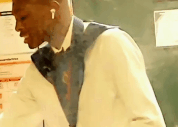 Hombre con una medalla y auriculares.