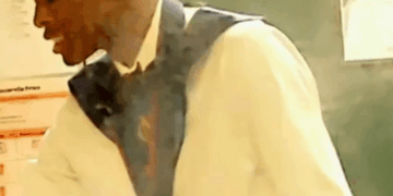 Hombre con una medalla y auriculares.