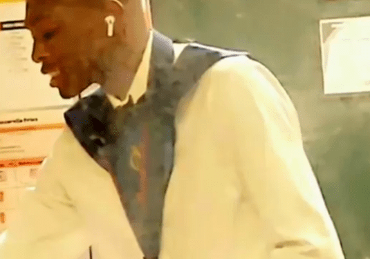 Hombre con una medalla y auriculares.