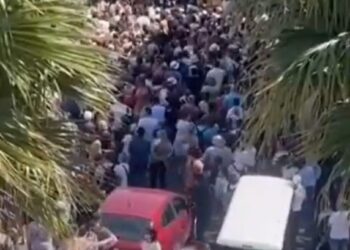 Gran multitud de turistas abruman una calle estrecha en Sirmione.