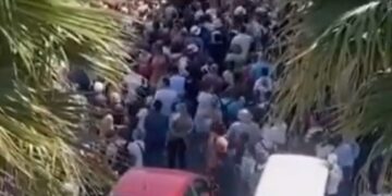 Gran multitud de turistas abruman una calle estrecha en Sirmione.