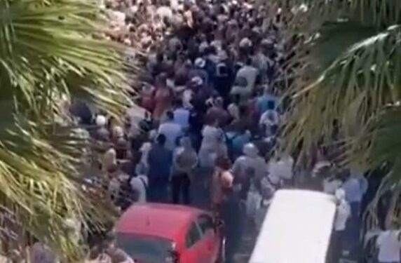 Gran multitud de turistas abruman una calle estrecha en Sirmione.