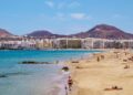 La playa de Las Canteras en Las Palmas, Gran Canaria, España.
