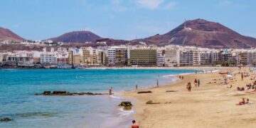 La playa de Las Canteras en Las Palmas, Gran Canaria, España.