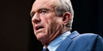 El Secretario de Salud y Servicios Humanos, Robert F. Kennedy, Jr., lleva a cabo una conferencia de prensa para discutir la última encuesta de la red de monitoreo de autismo y discapacidades del desarrollo de los Centros para el Control y la Prevención de Enfermedades, en el edificio de Hubert Humphrey el 16 de abril de 2025.