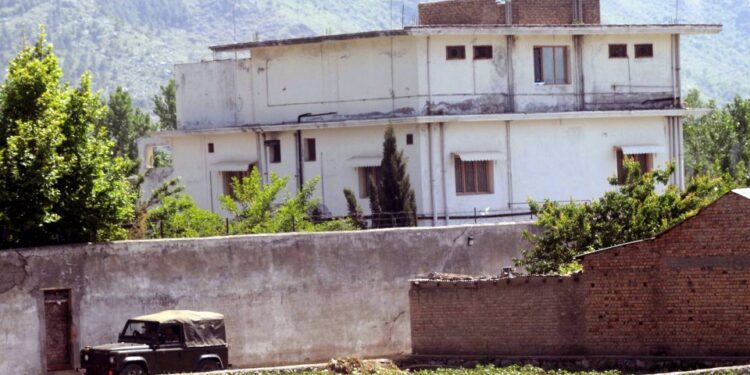 Vehículo del ejército paquistaní cerca del complejo de Abbottabad donde Osama bin Laden fue asesinado.