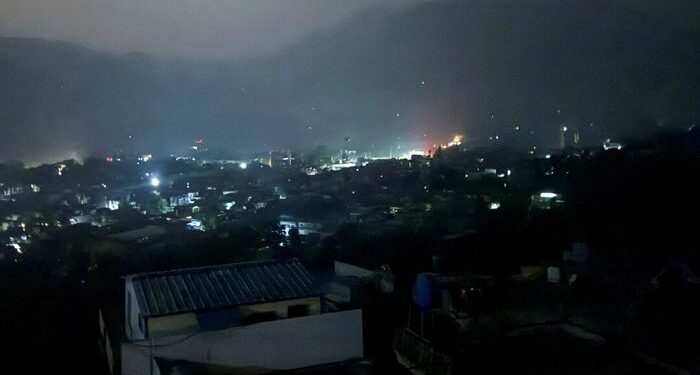 India dice que lanzó ataques aéreos contra terroristas en Cachemira controlada por Pakistán