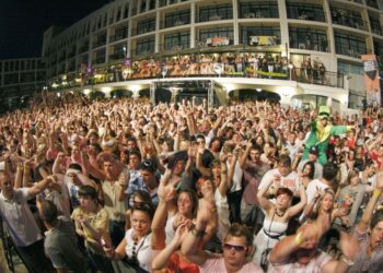 Los ting tings actúan en el Hotel Ibiza Rocks.