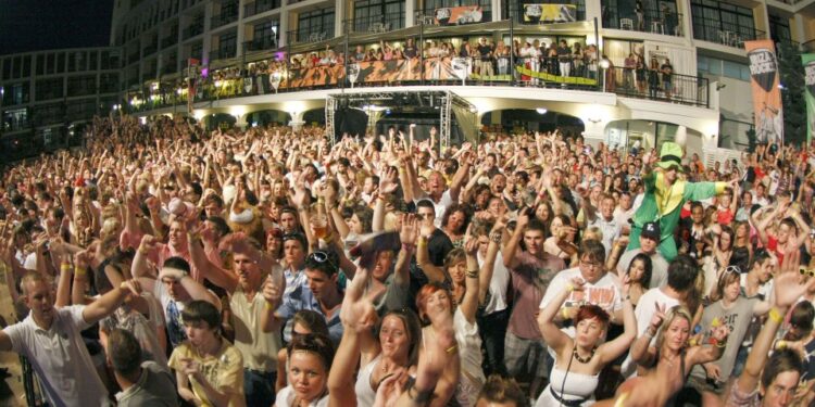 Los ting tings actúan en el Hotel Ibiza Rocks.