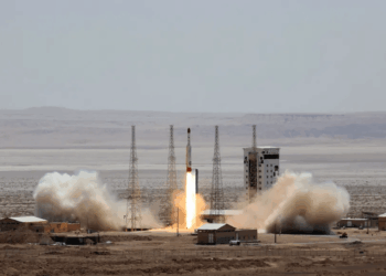 Lanzamiento de cohetes desde un lanzamiento de desierto.