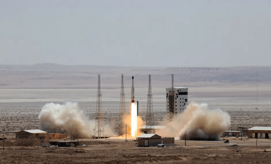 Lanzamiento de cohetes desde un lanzamiento de desierto.