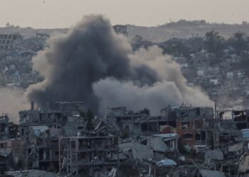 El humo se eleva sobre edificios destruidos en Gaza después de una explosión.