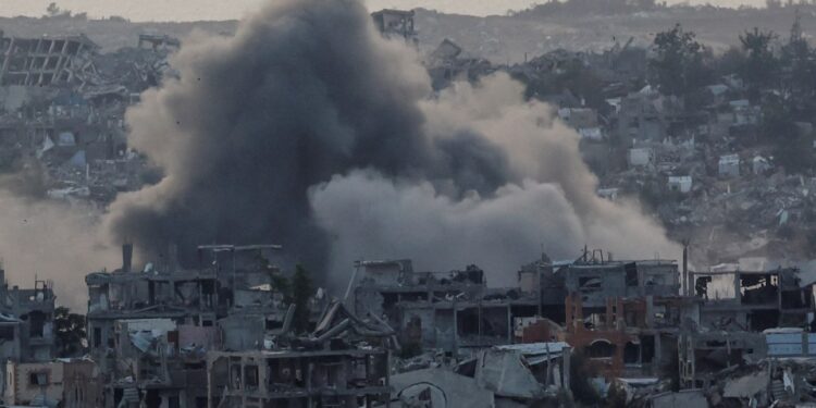 El humo se eleva sobre edificios destruidos en Gaza después de una explosión.