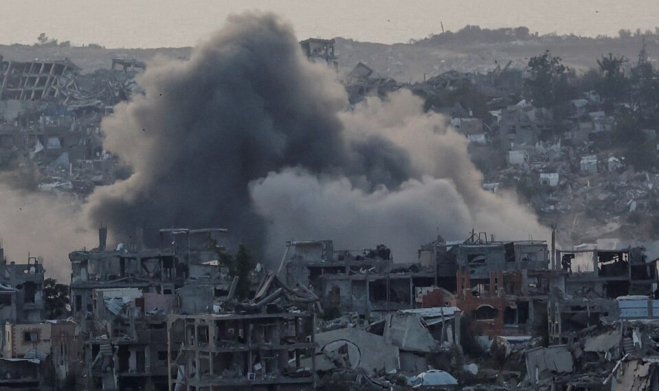 El humo se eleva sobre edificios destruidos en Gaza después de una explosión.