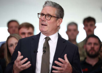 El primer ministro Keir Starmer habla con los miembros del personal durante una visita a Leonardo, uno de los mayores proveedores de equipos de defensa y seguridad para el Mod del Reino Unido, el 2 de mayo de 2025, en Luton, Inglaterra.