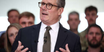 El primer ministro Keir Starmer habla con los miembros del personal durante una visita a Leonardo, uno de los mayores proveedores de equipos de defensa y seguridad para el Mod del Reino Unido, el 2 de mayo de 2025, en Luton, Inglaterra.