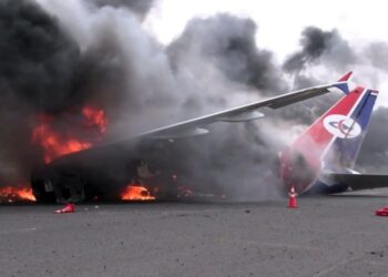 Quemando el avión de Yemenia Airways en el aeropuerto de Sana'a.
