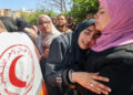 Los familiares lloran durante la procesión fúnebre para los miembros de Palestine Red Crescent y otros servicios de emergencia que fueron asesinados una semana antes por las fuerzas israelíes, en el Hospital Nasser en Khan Yunis en la Franja del Sur de Gaza el 31 de marzo de 2025.