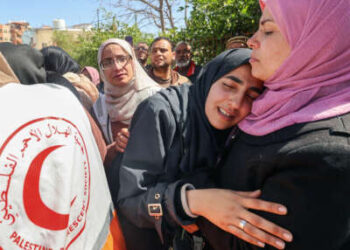 Los familiares lloran durante la procesión fúnebre para los miembros de Palestine Red Crescent y otros servicios de emergencia que fueron asesinados una semana antes por las fuerzas israelíes, en el Hospital Nasser en Khan Yunis en la Franja del Sur de Gaza el 31 de marzo de 2025.