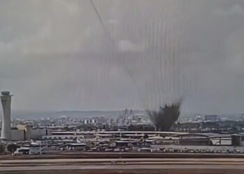 Imágenes de vigilancia de un impacto en misiles en el aeropuerto de Ben Gurion.