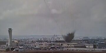 Imágenes de vigilancia de un impacto en misiles en el aeropuerto de Ben Gurion.