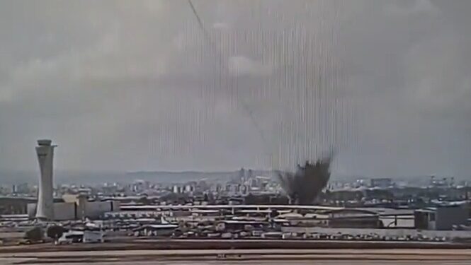 Imágenes de vigilancia de un impacto en misiles en el aeropuerto de Ben Gurion.