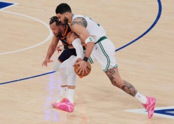 Jayson Tatum se llevó del piso con lesión en la pierna derecha y la estrella de los Celtics tendrá una resonancia magnética