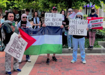 Los partidarios se reúnen en apoyo de Badar Khan Suri, un ciudadano indio, fuera del Palacio de Justicia de los Estados Unidos de Albert V. Bryan en Alexandria, Virginia, el 1 de mayo de 2025.