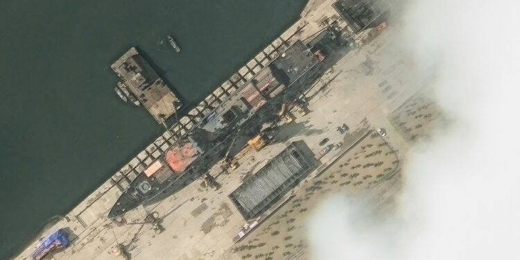 Imagen satelital de un buque de guerra norcoreano en un puerto.