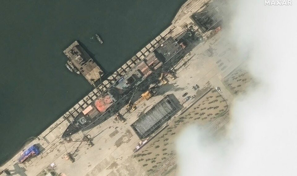 Imagen satelital de un buque de guerra norcoreano en un puerto.