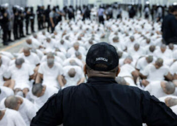 Un guardia observa a los venezolanos que la administración Trump deportó a la prisión más grande de El Salvador, el 16 de marzo de 2025, en Tecoluca, El Salvador.