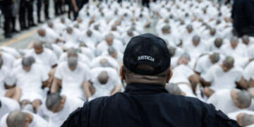 Un guardia observa a los venezolanos que la administración Trump deportó a la prisión más grande de El Salvador, el 16 de marzo de 2025, en Tecoluca, El Salvador.