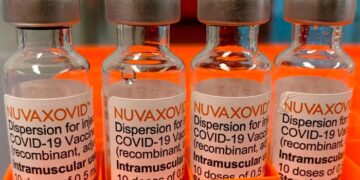 La FDA aprueba la nueva vacuna Covid-19, con restricciones