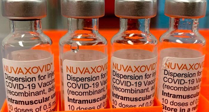 La FDA aprueba la nueva vacuna Covid-19, con restricciones
