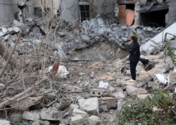 Una mujer se encuentra en medio de los escombros después de una huelga israelí en el Hospital Al-Ahli, también conocido como el Hospital Bautista o Árabe Ahli, en la ciudad de Gaza el 13 de abril de 2025.