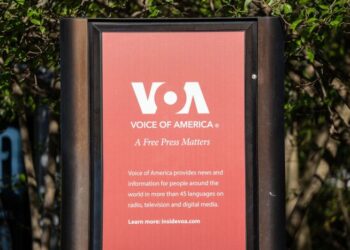 La corte de apelaciones de los Estados Unidos detiene la orden que permite que los empleados de Voice of America vuelvan a trabajar