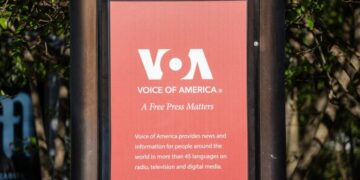 La corte de apelaciones de los Estados Unidos detiene la orden que permite que los empleados de Voice of America vuelvan a trabajar