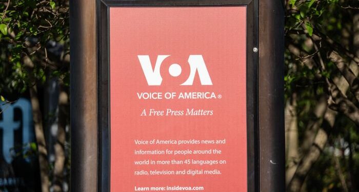 La corte de apelaciones de los Estados Unidos detiene la orden que permite que los empleados de Voice of America vuelvan a trabajar