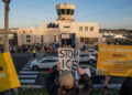 Los manifestantes marchan frente al aeropuerto de Tweed, dejando carteles colgando a lo largo de la cerca que critican a Avelo Airlines por sus planes para ayudar al Departamento de Seguridad Nacional a deportar a los migrantes de Mesa, Arizona, de los Estados Unidos, en New Haven, Connecticut, el 17 de abril de 2025.