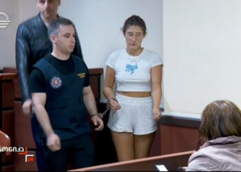 Una mujer esposada en la corte.